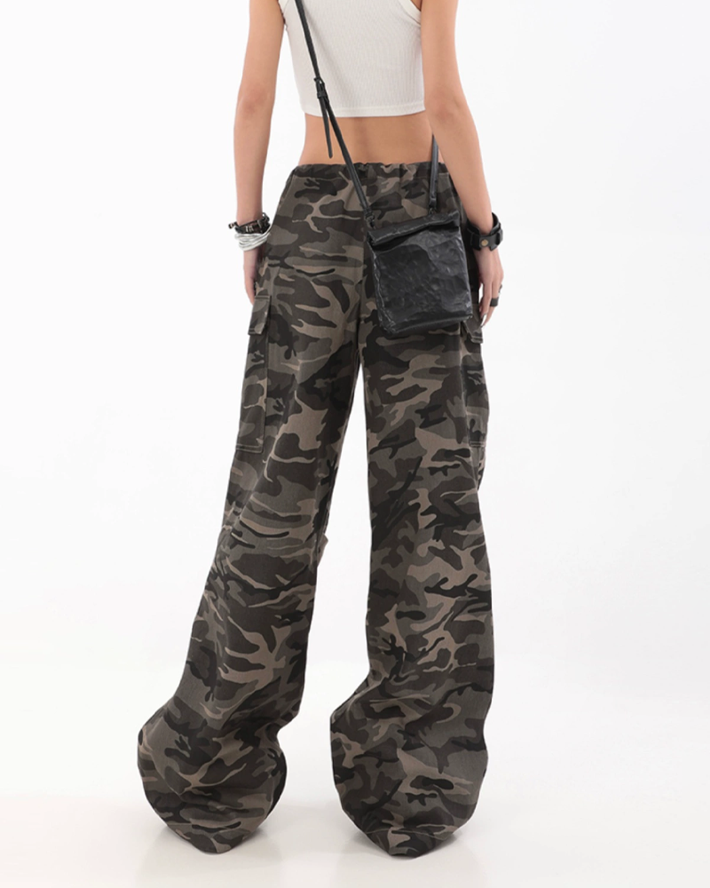 Women&#39;s camo jeans