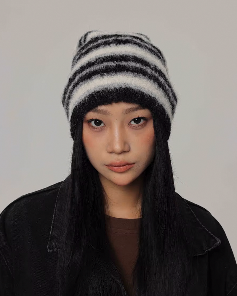 Striped women&#39;s bonnet