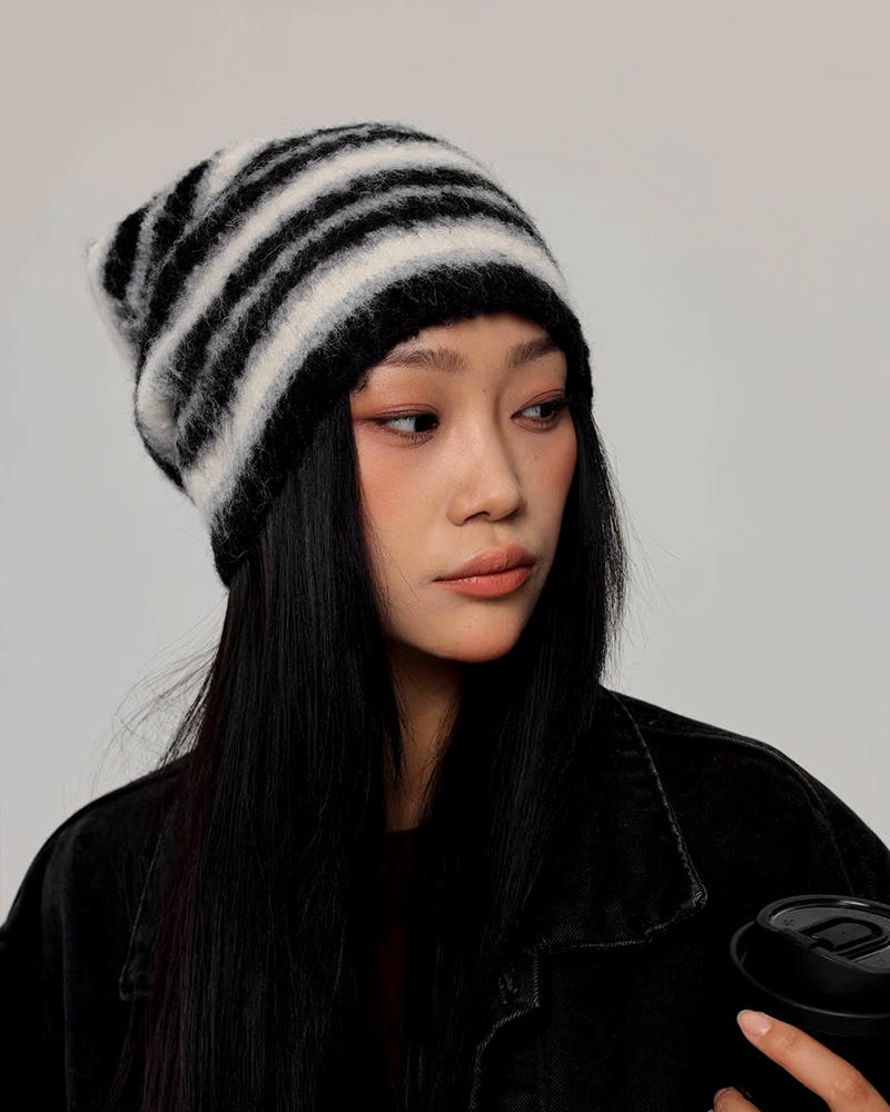 Striped women&#39;s bonnet